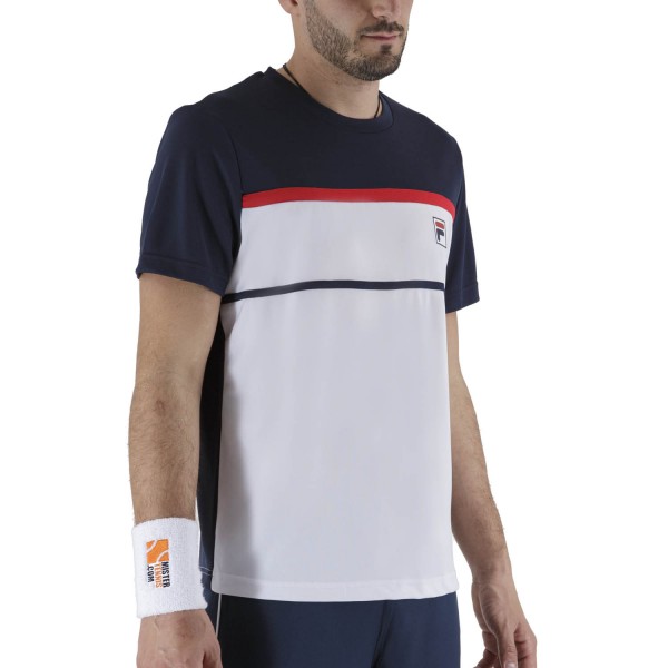 Moška majica FILA STEVE v belo-modri barvni kombinaciji je vrhunska izbira za ljubitelje tenisa, ki cenijo dovršen stil in visoko kakovost. Majica je zasnovana s poudarkom na udobju in funkcionalnosti
