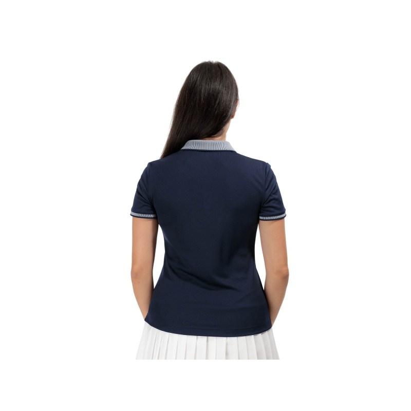 Ženska polo majica FILA EMMA je čudovit kos oblačila, ki združuje športen stil s prefinjenostjo. Z manjšim logotipom na prsih dodaja šik in subtilen poudarek. Izdelana je iz prožne tkanine, ki je izdelana iz recikliranih surovin